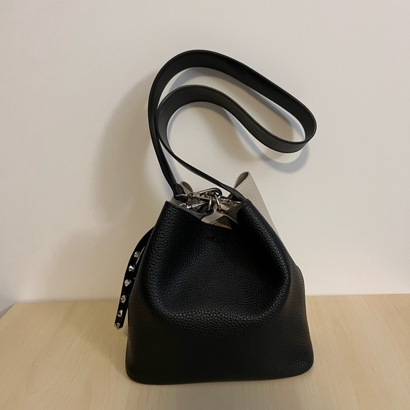 Find Kapoor bucket bag - Black & White - Picture 1 of 5